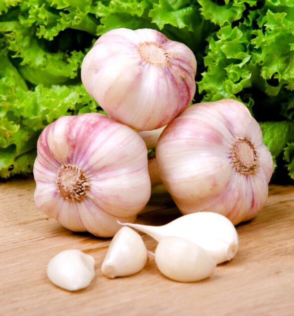 Garlic is effective in the fight against nail fungus