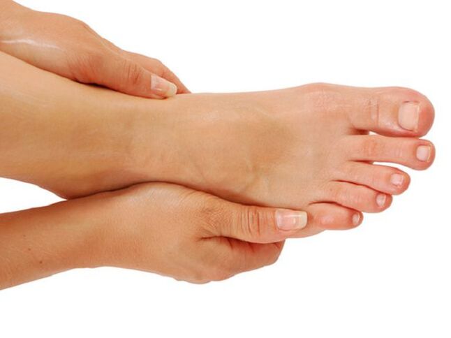 Using vinegar-based ointments will help treat toenail fungus. 