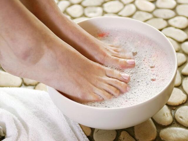 Vinegar baths are an effective remedy for toenail fungus